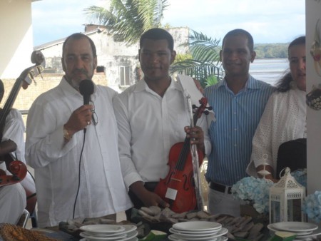 ENTREGA VIOLA A CARLOS LEMOS